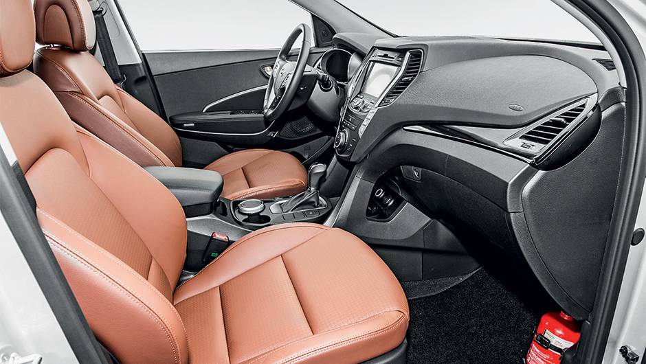 Revestimento dos bancos &eacute; de couro perfurado | <a href="https://quatrorodas.abril.com.br/carros/testes/hyundai-grand-santa-fe-782547.shtml" rel="migration">Leia mais</a>