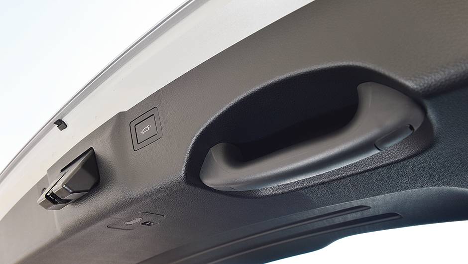 tampa traseira el&eacute;trica | <a href="https://quatrorodas.abril.com.br/carros/testes/hyundai-grand-santa-fe-782547.shtml" rel="migration">Leia mais</a>