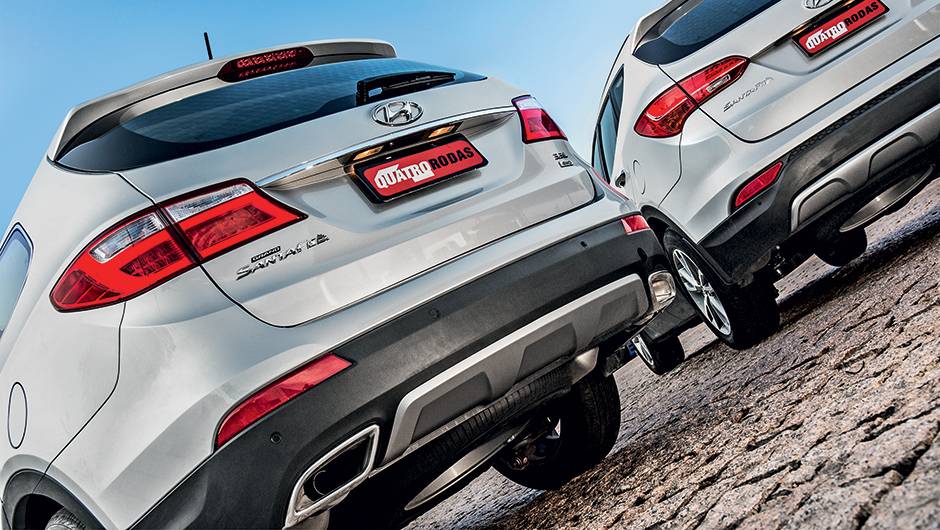Na traseira, lanternas e escapes diferenciam as duas vers&otilde;es | <a href="https://quatrorodas.abril.com.br/carros/testes/hyundai-grand-santa-fe-782547.shtml" rel="migration">Leia mais</a>