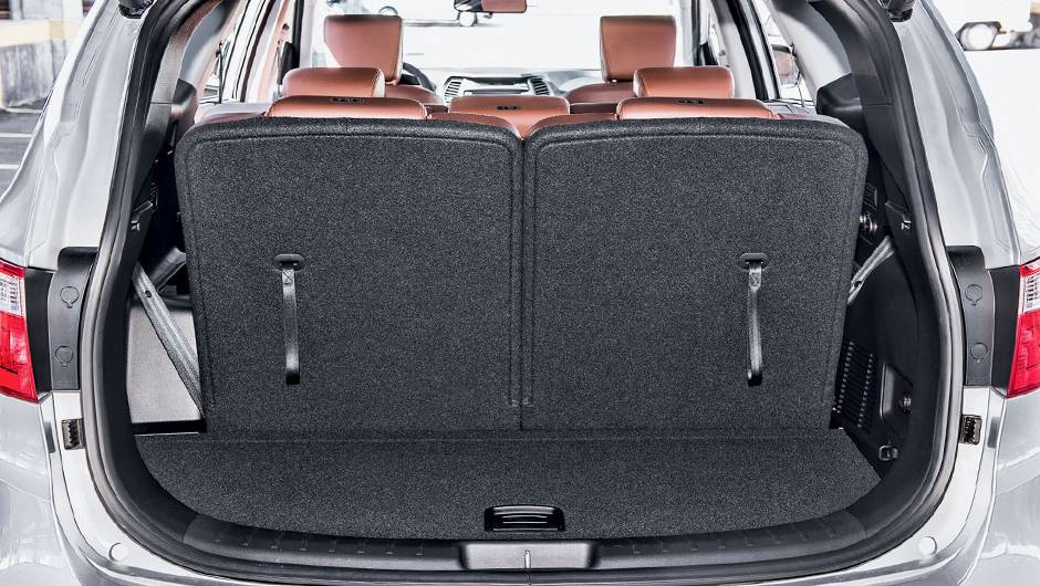 Com mais porta-malas, Grand Santa Fe tem al&ccedil;as para rebatimento dos bancos traseiros | <a href="https://quatrorodas.abril.com.br/carros/testes/hyundai-grand-santa-fe-782547.shtml" rel="migration">Leia mais</a>