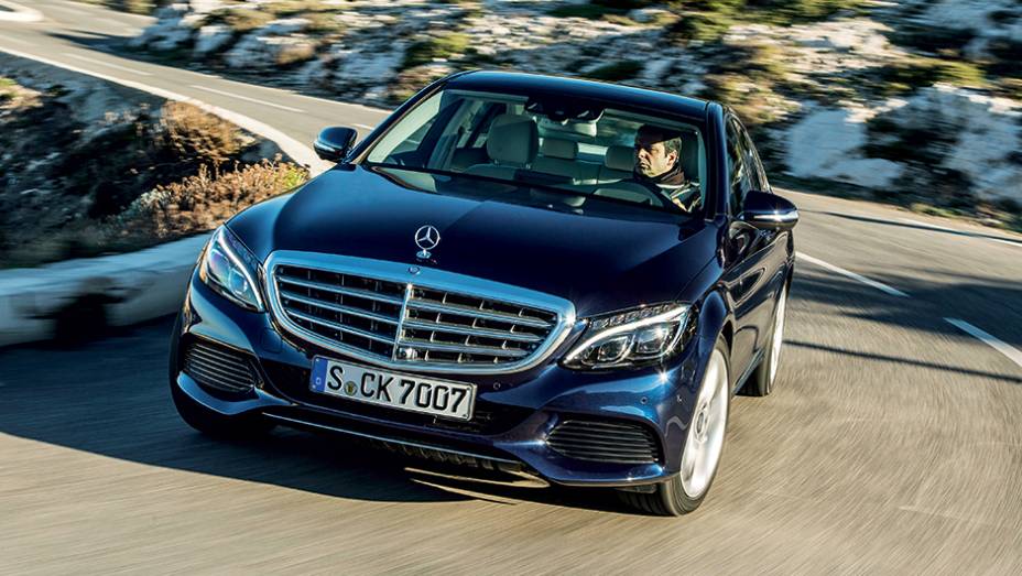 A quinta geração ficou 9,5 cm mais comprida que a Classe C anterior | <a href="https://quatrorodas.abril.com.br/carros/impressoes/mercedes-benz-c-250-783412.shtml" rel="migration">Leia mais</a>