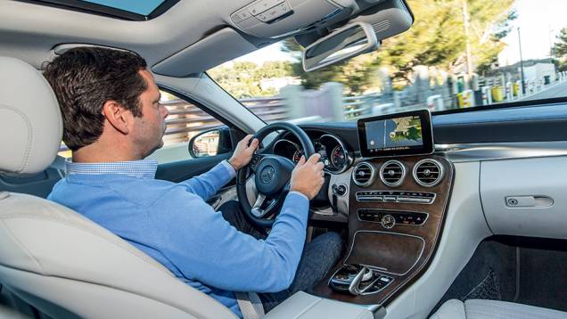 Interior oferece boa posição de dirigir e comandos à mão | <a href="https://quatrorodas.abril.com.br/carros/impressoes/mercedes-benz-c-250-783412.shtml" rel="migration">Leia mais</a> Interior oferece boa posição de dirigir e comandos à mão | <a href="https://quatrorodas.abril.com.br/carros/impressoes/mercedes-benz-c-250-783412.shtml" rel="migration">Leia mais</a>