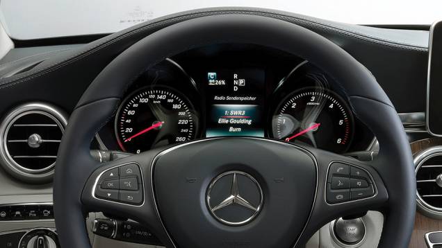 E o quadro de instrumentos trocou os três mostradores redondos por dois com um aro cromado | <a href="https://quatrorodas.abril.com.br/carros/impressoes/mercedes-benz-c-250-783412.shtml" rel="migration">Leia mais</a>