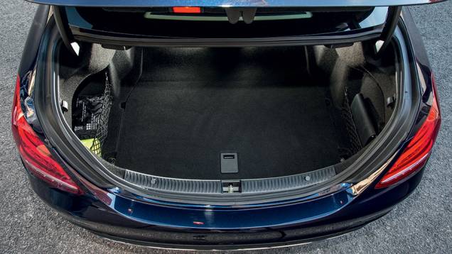 Porta-malas de 480 litros | <a href="https://quatrorodas.abril.com.br/carros/impressoes/mercedes-benz-c-250-783412.shtml" rel="migration">Leia mais</a> Porta-malas de 480 litros | <a href="https://quatrorodas.abril.com.br/carros/impressoes/mercedes-benz-c-250-783412.shtml" rel="migration">Leia mais</a>