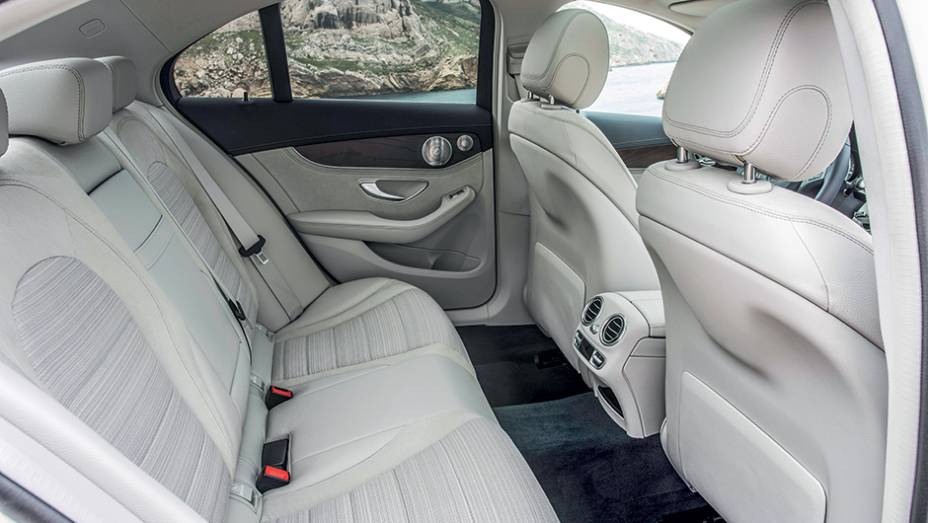 Espaço interno melhor com os 8 cm extras de entre-eixos | <a href="https://quatrorodas.abril.com.br/carros/impressoes/mercedes-benz-c-250-783412.shtml" rel="migration">Leia mais</a>