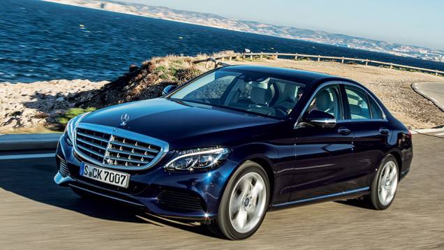 Design focou na elegância em vez da esportividade; lâminas da grade abrem ou fecham para melhorar a aerodinâmica | <a href="https://quatrorodas.abril.com.br/carros/impressoes/mercedes-benz-c-250-783412.shtml" rel="migration">Leia mais</a> Design focou na elegância em vez da esportividade; lâminas da grade abrem ou fecham para melhorar a aerodinâmica | <a href="https://quatrorodas.abril.com.br/carros/impressoes/mercedes-benz-c-250-783412.shtml" rel="migration">Leia mais</a>