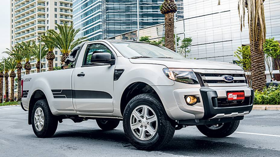 Aplique frontal e faixas laterais são exclusivos da Sport | <a href="https://quatrorodas.abril.com.br/carros/impressoes/ford-ranger-sport-2-5-782124.shtml" rel="migration">Leia mais</a>