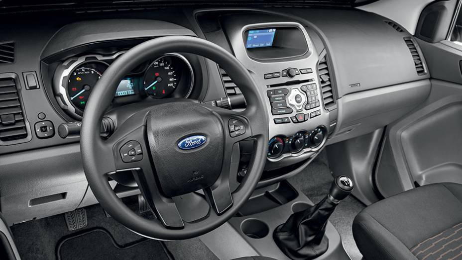 Pacote Sport: comandos de áudio e piloto automático no volante | <a href="https://quatrorodas.abril.com.br/carros/impressoes/ford-ranger-sport-2-5-782124.shtml" rel="migration">Leia mais</a>