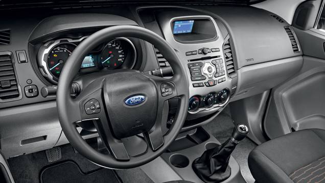 Pacote Sport: comandos de áudio e piloto automático no volante | <a href="https://quatrorodas.abril.com.br/carros/impressoes/ford-ranger-sport-2-5-782124.shtml" rel="migration">Leia mais</a>