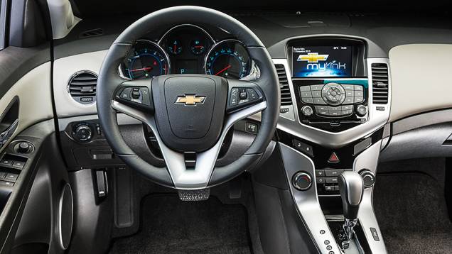 Interior caprichado preza pela ergonomia. É fácil encontrar boa posição de guiar | <a href="https://quatrorodas.abril.com.br/carros/comparativos/sedas-medios-783295.shtml" rel="migration">Leia mais</a>