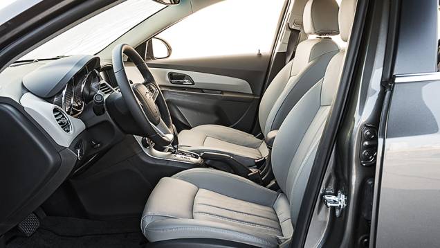 Cruze tem vários itens compartilhados com outros GM | <a href="https://quatrorodas.abril.com.br/carros/comparativos/sedas-medios-783295.shtml" rel="migration">Leia mais</a> Cruze tem vários itens compartilhados com outros GM | <a href="https://quatrorodas.abril.com.br/carros/comparativos/sedas-medios-783295.shtml" rel="migration">Leia mais</a>