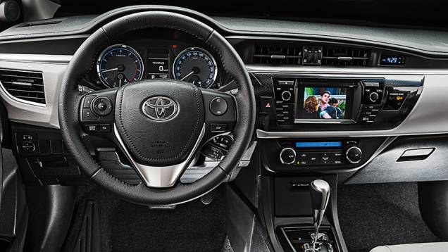 Novo interior tem comandos em posição elevada e... um envelhecido relógio digital | <a href="https://quatrorodas.abril.com.br/carros/comparativos/sedas-medios-783295.shtml" rel="migration">Leia mais</a> Novo interior tem comandos em posição elevada e... um envelhecido relógio digital | <a href="https://quatrorodas.abril.com.br/carros/comparativos/sedas-medios-783295.shtml" rel="migration">Leia mais</a>