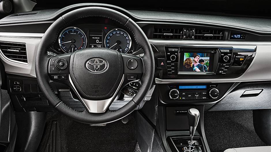 Novo interior tem comandos em posi&ccedil;&atilde;o elevada e... um envelhecido rel&oacute;gio digital | <a href="https://quatrorodas.abril.com.br/carros/comparativos/sedas-medios-783295.shtml" rel="migration">Leia mais</a>
