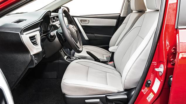 Bancos claros combinam com aplique na porta | <a href="https://quatrorodas.abril.com.br/carros/comparativos/sedas-medios-783295.shtml" rel="migration">Leia mais</a> Bancos claros combinam com aplique na porta | <a href="https://quatrorodas.abril.com.br/carros/comparativos/sedas-medios-783295.shtml" rel="migration">Leia mais</a>