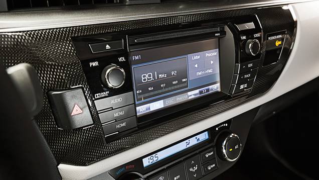 Central tem GPS, TV e câmera de ré | <a href="https://quatrorodas.abril.com.br/carros/comparativos/sedas-medios-783295.shtml" rel="migration">Leia mais</a> Central tem GPS, TV e câmera de ré | <a href="https://quatrorodas.abril.com.br/carros/comparativos/sedas-medios-783295.shtml" rel="migration">Leia mais</a>