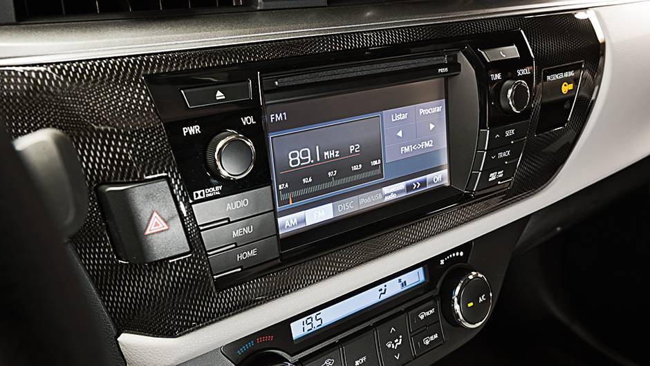 Central tem GPS, TV e c&acirc;mera de r&eacute; | <a href="https://quatrorodas.abril.com.br/carros/comparativos/sedas-medios-783295.shtml" rel="migration">Leia mais</a>