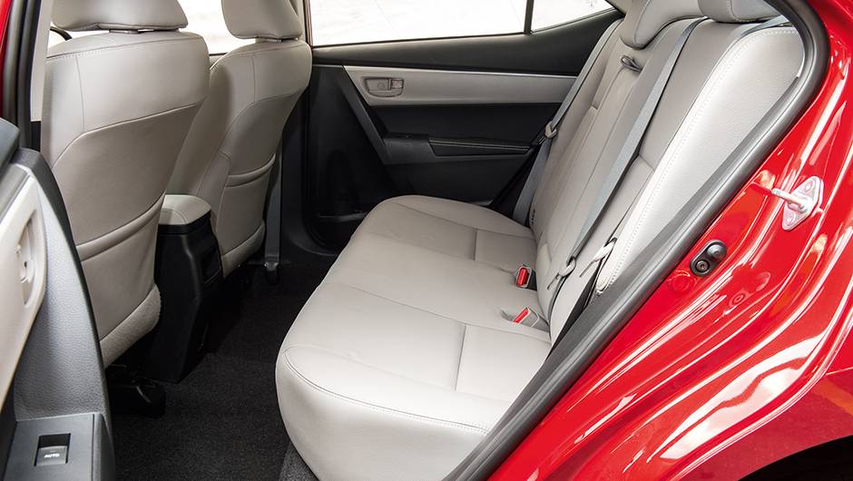 Novidade atr&aacute;s &eacute; o assoalho plano | <a href="https://quatrorodas.abril.com.br/carros/comparativos/sedas-medios-783295.shtml" rel="migration">Leia mais</a>