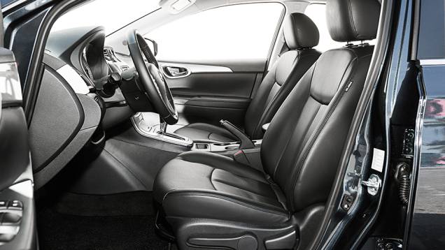 Interior do Nissan tem cores escuras | <a href="https://quatrorodas.abril.com.br/carros/comparativos/sedas-medios-783295.shtml" rel="migration">Leia mais</a> Interior do Nissan tem cores escuras | <a href="https://quatrorodas.abril.com.br/carros/comparativos/sedas-medios-783295.shtml" rel="migration">Leia mais</a>