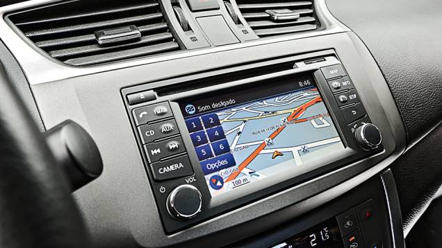 Multimídia do Sentra é fácil de operar | <a href="https://quatrorodas.abril.com.br/carros/comparativos/sedas-medios-783295.shtml" rel="migration">Leia mais</a> Multimídia do Sentra é fácil de operar | <a href="https://quatrorodas.abril.com.br/carros/comparativos/sedas-medios-783295.shtml" rel="migration">Leia mais</a>