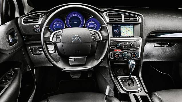 Diâmetro do volante é exageradamente grande. Ar digital é do tipo dual zone | <a href="https://quatrorodas.abril.com.br/carros/comparativos/sedas-medios-783295.shtml" rel="migration">Leia mais</a> Diâmetro do volante é exageradamente grande. Ar digital é do tipo dual zone | <a href="https://quatrorodas.abril.com.br/carros/comparativos/sedas-medios-783295.shtml" rel="migration">Leia mais</a>