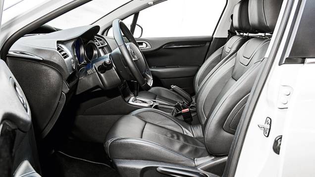 Bancos envolventes têm pegada esportiva | <a href="https://quatrorodas.abril.com.br/carros/comparativos/sedas-medios-783295.shtml" rel="migration">Leia mais</a> Bancos envolventes têm pegada esportiva | <a href="https://quatrorodas.abril.com.br/carros/comparativos/sedas-medios-783295.shtml" rel="migration">Leia mais</a>