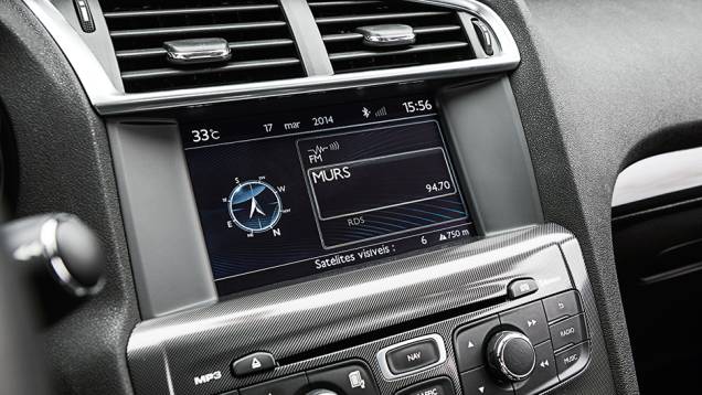 Tela de 7 pol não é sensível ao toque | <a href="https://quatrorodas.abril.com.br/carros/comparativos/sedas-medios-783295.shtml" rel="migration">Leia mais</a> Tela de 7 pol não é sensível ao toque | <a href="https://quatrorodas.abril.com.br/carros/comparativos/sedas-medios-783295.shtml" rel="migration">Leia mais</a>