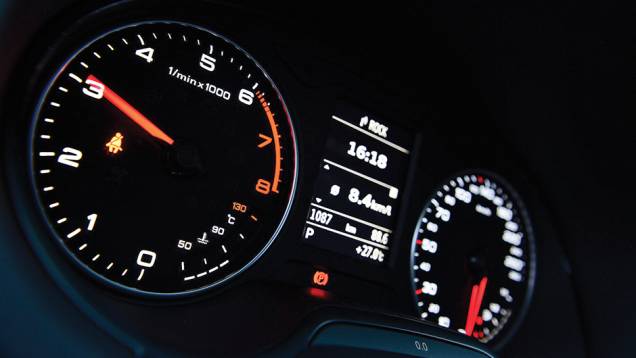 Mostrador luminoso é de fácil leitura | <a href="https://quatrorodas.abril.com.br/carros/impressoes/audi-a3-sedan-1-4-785149.shtml" rel="migration">Leia mais</a> Mostrador luminoso é de fácil leitura | <a href="https://quatrorodas.abril.com.br/carros/impressoes/audi-a3-sedan-1-4-785149.shtml" rel="migration">Leia mais</a>