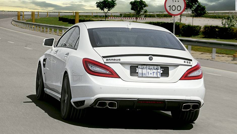 Para virar um Brabus, o Mercedes CLS recebe o logotipo da marca, um discreto aerof&oacute;lio, o difusor de carbono e quatro enormes escapes | <a href="https://quatrorodas.abril.com.br/carros/impressoes/brabus-cls-787697.shtml" rel="migration">Leia mais</a>