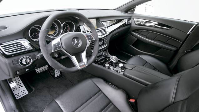 Interior personalizado inclui pedaleiras, volante e grandes borboletas atrás do volante, todos com a marca da empresa | <a href="https://quatrorodas.abril.com.br/carros/impressoes/brabus-cls-787697.shtml" rel="migration">Leia mais</a>