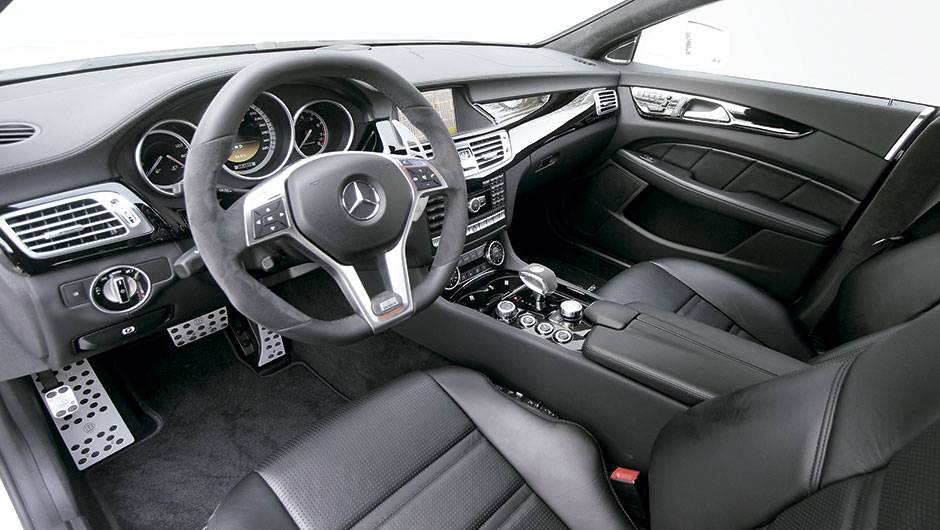 Interior personalizado inclui pedaleiras, volante e grandes borboletas atr&aacute;s do volante, todos com a marca da empresa | <a href="https://quatrorodas.abril.com.br/carros/impressoes/brabus-cls-787697.shtml" rel="migration">Leia mais</a>