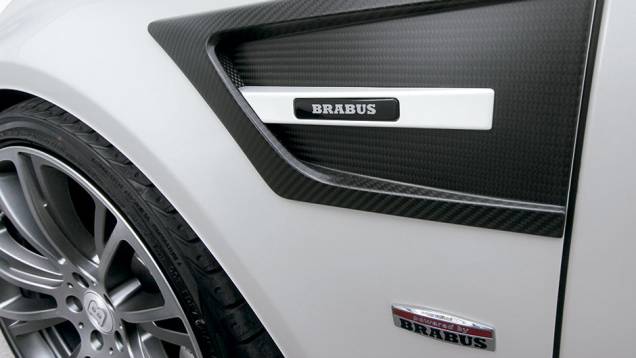 Saída de ar exclusiva de fibra de carbono | <a href="https://quatrorodas.abril.com.br/carros/impressoes/brabus-cls-787697.shtml" rel="migration">Leia mais</a>