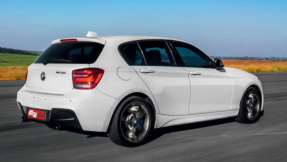 M135i aposta em discrição. Seu trunfo é diversão | <a href="https://quatrorodas.abril.com.br/carros/comparativos/45-amg-x-s3-x-m135i-787525.shtml" rel="migration">Leia mais</a>