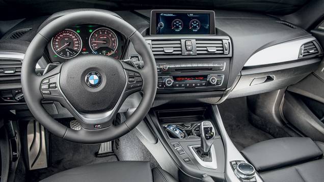 BMW é máquina de diversão. Volante é quase vertical e o motorista "veste" o carro. Não há melhor | <a href="https://quatrorodas.abril.com.br/carros/comparativos/45-amg-x-s3-x-m135i-787525.shtml" rel="migration">Leia mais</a>