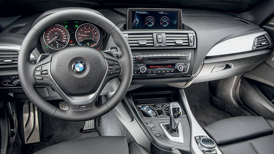 BMW &eacute; m&aacute;quina de divers&atilde;o. Volante &eacute; quase vertical e o motorista "veste" o carro. N&atilde;o h&aacute; melhor | <a href="https://quatrorodas.abril.com.br/carros/comparativos/45-amg-x-s3-x-m135i-787525.shtml" rel="migration">Leia mais</a>