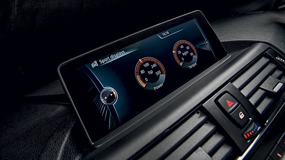 Mostradores exibem potência e torque | <a href="https://quatrorodas.abril.com.br/carros/comparativos/45-amg-x-s3-x-m135i-787525.shtml" rel="migration">Leia mais</a> Mostradores exibem potência e torque | <a href="https://quatrorodas.abril.com.br/carros/comparativos/45-amg-x-s3-x-m135i-787525.shtml" rel="migration">Leia mais</a>