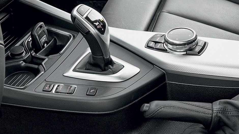 Freio de m&atilde;o aumenta a divers&atilde;o | <a href="https://quatrorodas.abril.com.br/carros/comparativos/45-amg-x-s3-x-m135i-787525.shtml" rel="migration">Leia mais</a>