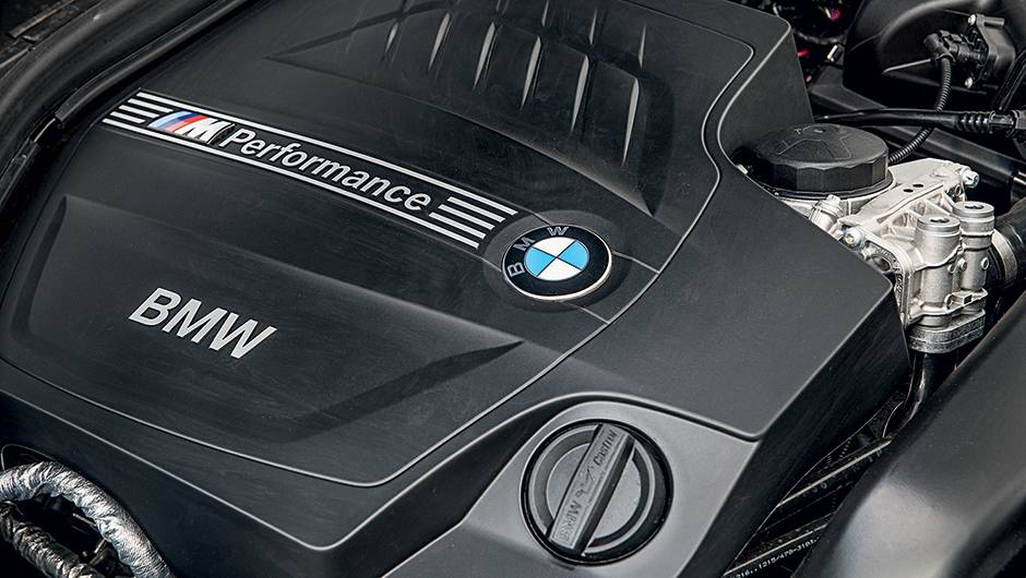 Motor 3.0 &eacute; o &uacute;nico 6-cilindros da trupe | <a href="https://quatrorodas.abril.com.br/carros/comparativos/45-amg-x-s3-x-m135i-787525.shtml" rel="migration">Leia mais</a>