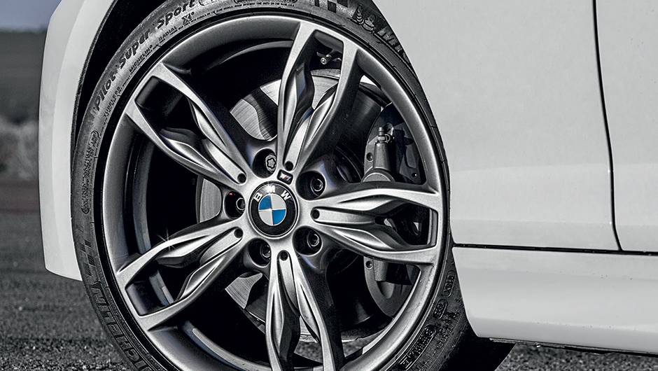 Pneus t&ecirc;m medidas distintas nos eixos | <a href="https://quatrorodas.abril.com.br/carros/comparativos/45-amg-x-s3-x-m135i-787525.shtml" rel="migration">Leia mais</a>