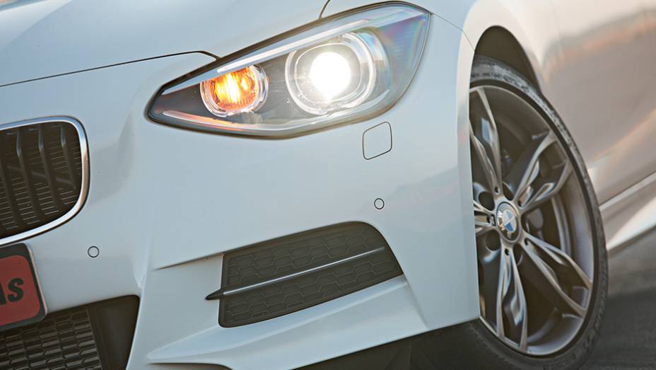 Assinatura visual do M135i é notória | <a href="https://quatrorodas.abril.com.br/carros/comparativos/45-amg-x-s3-x-m135i-787525.shtml" rel="migration">Leia mais</a>