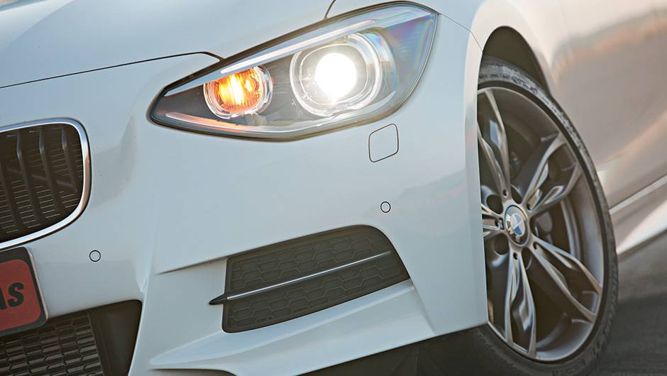 Assinatura visual do M135i é notória | <a href="https://quatrorodas.abril.com.br/carros/comparativos/45-amg-x-s3-x-m135i-787525.shtml" rel="migration">Leia mais</a> Assinatura visual do M135i é notória | <a href="https://quatrorodas.abril.com.br/carros/comparativos/45-amg-x-s3-x-m135i-787525.shtml" rel="migration">Leia mais</a>