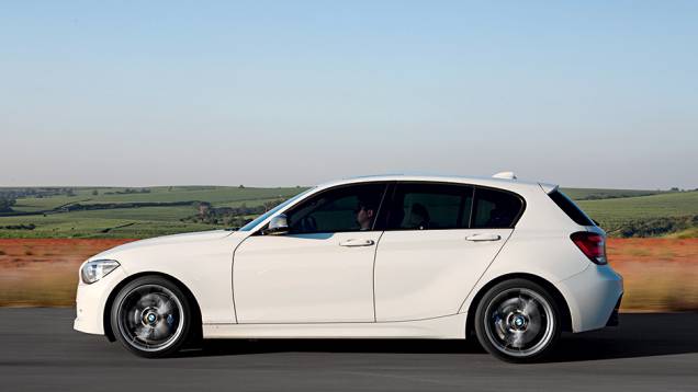 Só o BMW tem tração traseira, o que é uma garantia de diversão | <a href="https://quatrorodas.abril.com.br/carros/comparativos/45-amg-x-s3-x-m135i-787525.shtml" rel="migration">Leia mais</a>