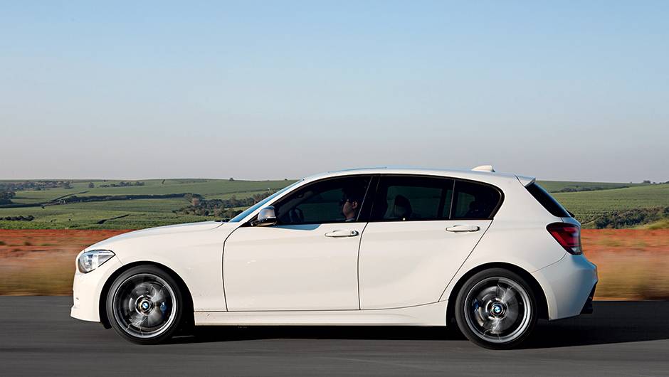 Só o BMW tem tração traseira, o que é uma garantia de diversão | <a href="https://quatrorodas.abril.com.br/carros/comparativos/45-amg-x-s3-x-m135i-787525.shtml" rel="migration">Leia mais</a> Só o BMW tem tração traseira, o que é uma garantia de diversão | <a href="https://quatrorodas.abril.com.br/carros/comparativos/45-amg-x-s3-x-m135i-787525.shtml" rel="migration">Leia mais</a>