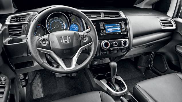 Centro do painel voltado para o piloto: sensação de cockpit | <a href="https://quatrorodas.abril.com.br/carros/testes/honda-fit-exl-1-5-786780.shtml" rel="migration">Leia mais</a>