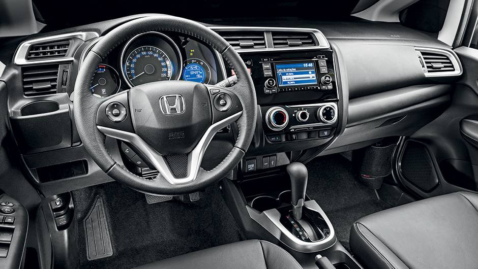 Centro do painel voltado para o piloto: sensa&ccedil;&atilde;o de cockpit | <a href="https://quatrorodas.abril.com.br/carros/testes/honda-fit-exl-1-5-786780.shtml" rel="migration">Leia mais</a>