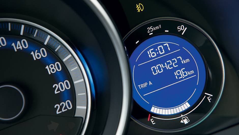 EXL tem computador de bordo vizinho ao veloc&iacute;metro | <a href="https://quatrorodas.abril.com.br/carros/testes/honda-fit-exl-1-5-786780.shtml" rel="migration">Leia mais</a>
