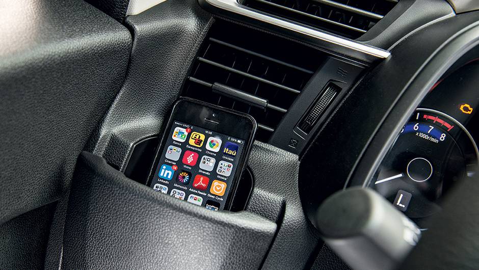 Porta-copo &agrave; esquerda do volante ganhou tampa retr&aacute;til, | <a href="https://quatrorodas.abril.com.br/carros/testes/honda-fit-exl-1-5-786780.shtml" rel="migration">Leia mais</a>