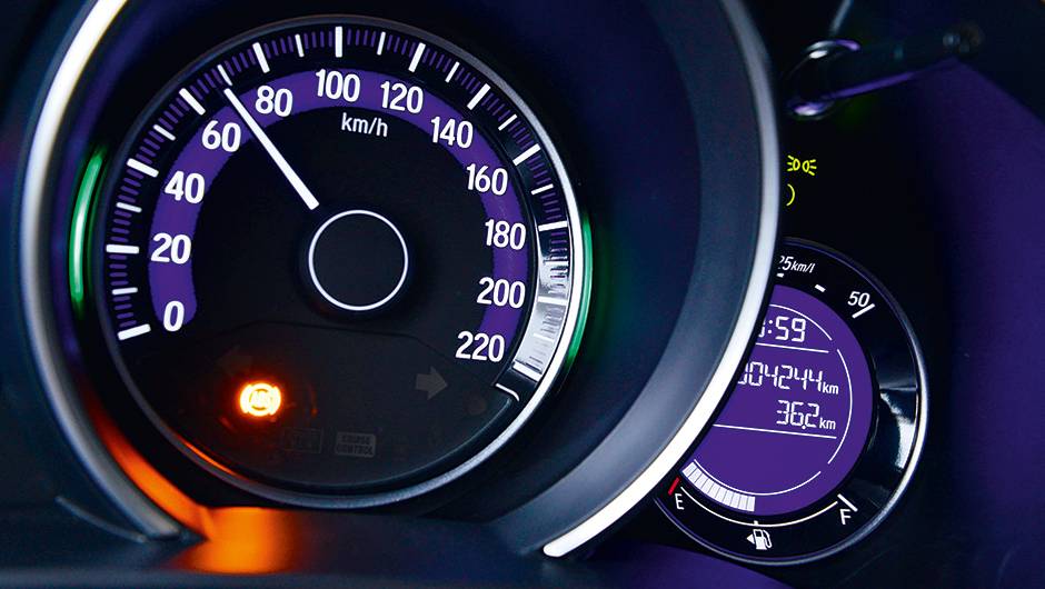 Laterais do veloc&iacute;metro mudam de cor conforme a tocada | <a href="https://quatrorodas.abril.com.br/carros/testes/honda-fit-exl-1-5-786780.shtml" rel="migration">Leia mais</a>