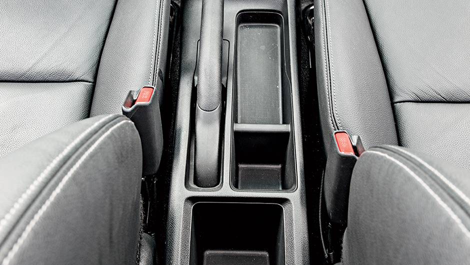 M&uacute;ltiplos porta-objetos facilitam a vida a bordo | <a href="https://quatrorodas.abril.com.br/carros/testes/honda-fit-exl-1-5-786780.shtml" rel="migration">Leia mais</a>