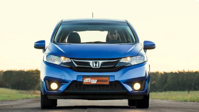 Faróis de dupla parábola ficaram de fora do Fit brasileiro | <a href="https://quatrorodas.abril.com.br/carros/testes/honda-fit-exl-1-5-786780.shtml" rel="migration">Leia mais</a> Faróis de dupla parábola ficaram de fora do Fit brasileiro | <a href="https://quatrorodas.abril.com.br/carros/testes/honda-fit-exl-1-5-786780.shtml" rel="migration">Leia mais</a>