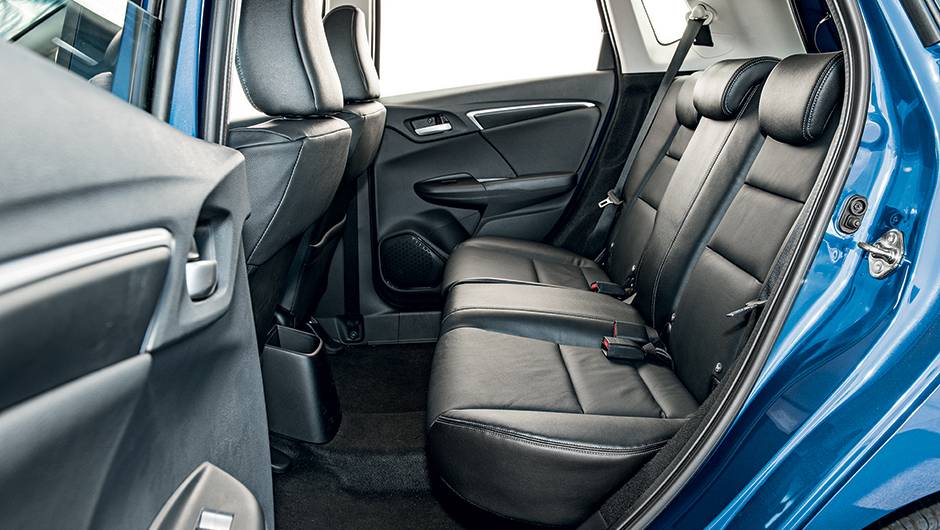  atr&aacute;s, o novo Fit tem mais espa&ccedil;o para ombros e pernas | <a href="https://quatrorodas.abril.com.br/carros/testes/honda-fit-exl-1-5-786780.shtml" rel="migration">Leia mais</a>